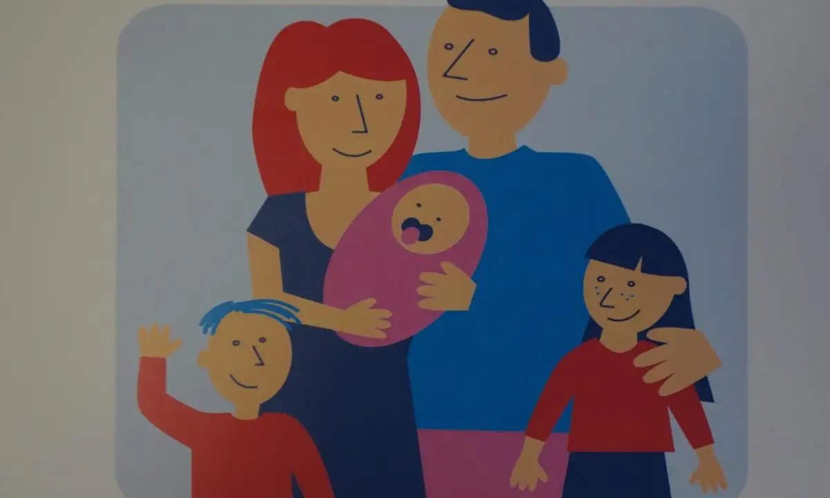Ilustracja rodziny z niemowlęciem, starszym synem i córką. Taka rodzina może ubiegać się o kartę dużej rodziny, gdy dzieci są dorosłe.