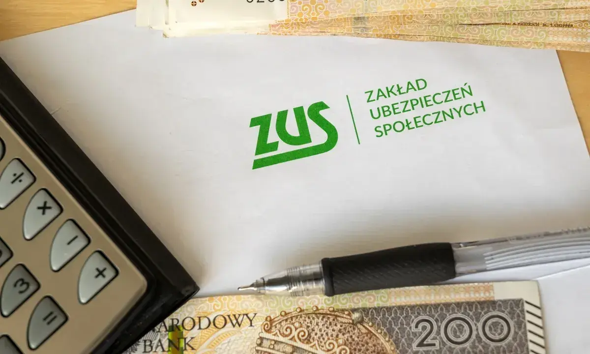 Kalkulator, długopis, pieniądze i koperta ZUS. Jak sprawdzić OFE zmarłego? Dokumenty do ZUS.