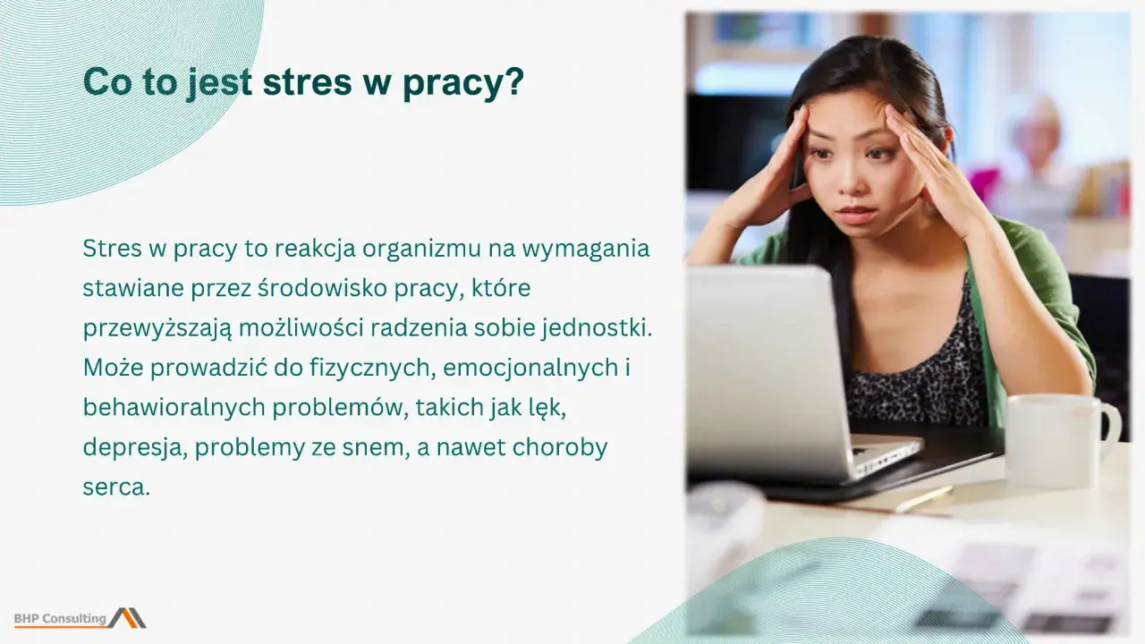 Kobieta z dłońmi na skroniach, wyraźnie odczuwająca stres w pracy. Obok laptop i kubek.