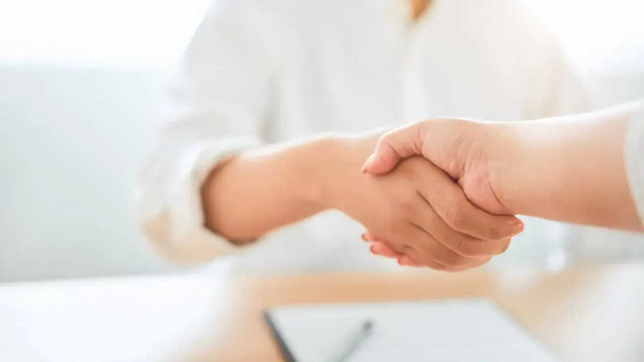 Uścisk dłoni po podpisaniu umowy. W razie niewywiązania się z zobowiązań grozi kara umowna.