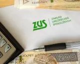 Kalkulator, długopis, pieniądze i koperta ZUS. Jak sprawdzić OFE zmarłego? Dokumenty do ZUS.