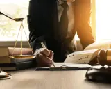 Zarobki prawników w Polsce: Kto zarabia najwięcej i dlaczego?
