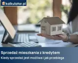 Dłoń trzyma model domu, obok kalkulator i laptop. Temat: sprzedaż mieszkania z kredytem.