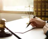 Wezwanie do sądu jako świadek? Sprawdź, co grozi i jak się bronić