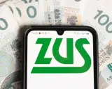 ZUS na ekranie telefonu, otoczony banknotami 100 zł. Czy to szansa na rentę bez lat pracy?