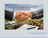 Uścisk dłoni symbolizujący negocjacje wynagrodzenia za służebność przesyłu. Na stole stosy pieniędzy, monet i umowa.
