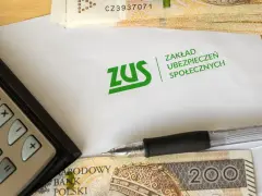 Kalkulator, długopis, pieniądze i koperta ZUS. Jak sprawdzić OFE zmarłego? Dokumenty do ZUS.