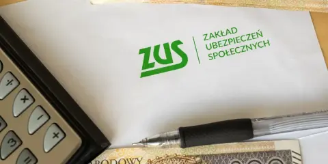 Kalkulator, długopis, pieniądze i koperta ZUS. Jak sprawdzić OFE zmarłego? Dokumenty do ZUS.