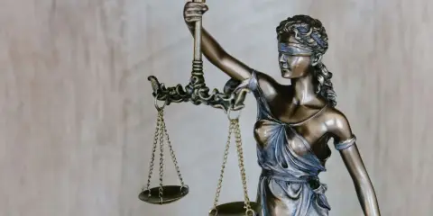 Figurka Temidy z wagą, symbol sprawiedliwości. Niech jej oko nie przymyka się na plagiat.