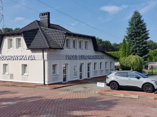 Budynek biura rachunkowego "Profit Biuro Rachunkowe" przy ul. Żuchowskiej 75A w Zielonej Górze, z zaparkowanym samochodem.