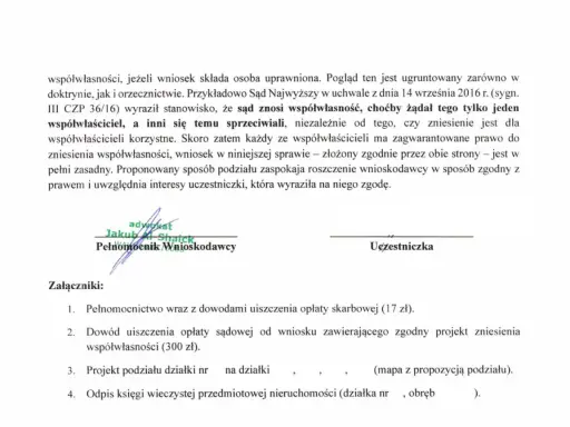 Dokument prawny dotyczący zniesienia współwłasności, z podpisami pełnomocnika i uczestniczki. Załączniki obejmują m.in. projekt podziału działki.