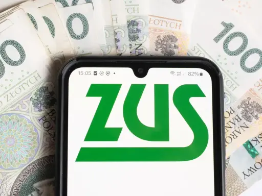 ZUS na ekranie telefonu, otoczony banknotami 100 zł. Czy to szansa na rentę bez lat pracy?