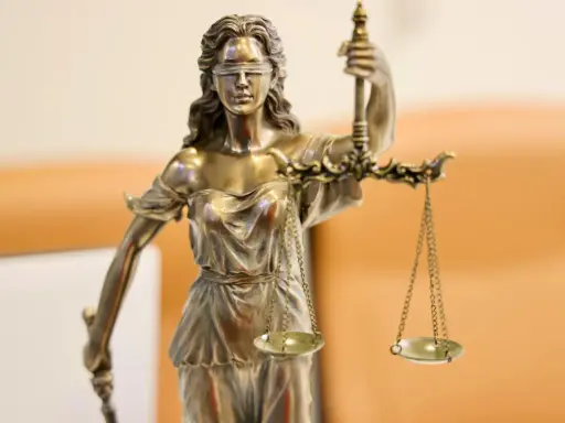 Figurka Temidy z wagą, symbolizująca domniemanie niewinności i sprawiedliwość.