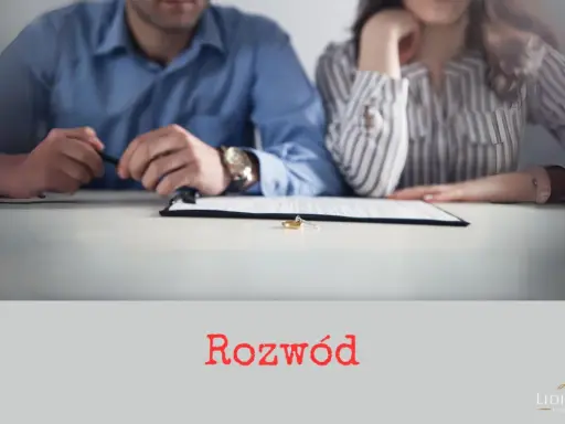 Para przy stole z dokumentami i obrączkami. Koniec małżeństwa, być może z powodu przemocy domowej.