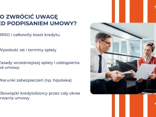 Trzy osoby omawiają umowę kredytową, analizując kluczowe punkty przed jej podpisaniem.