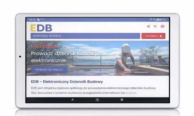 Tablet wyświetla stronę EDB - Elektroniczny Dziennik Budowy. Pracownicy w kaskach pracują na budowie.