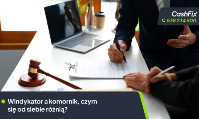 Dwie osoby podpisują umowę, obok młotek sędziowski. Dyskutują o tym, czym różni się windykator od komornika.