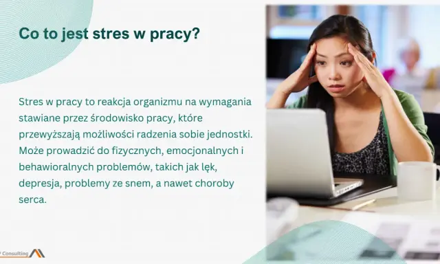 Kobieta z dłońmi na skroniach, wyraźnie odczuwająca stres w pracy. Obok laptop i kubek.
