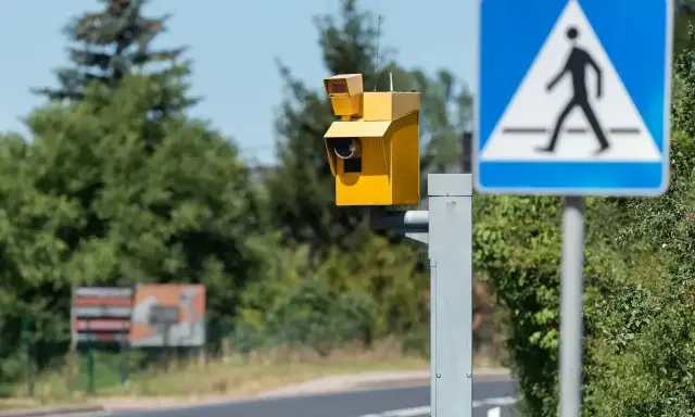 Żółta skrzynka fotoradaru obok znaku przejścia dla pieszych. Przekroczenie prędkości o 30 km ile punktów?