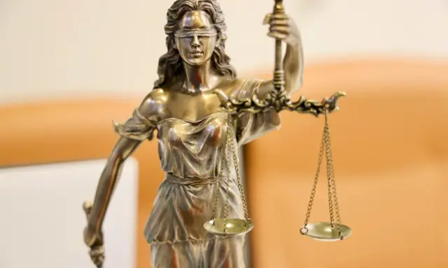 Figurka Temidy z wagą, symbolizująca domniemanie niewinności i sprawiedliwość.