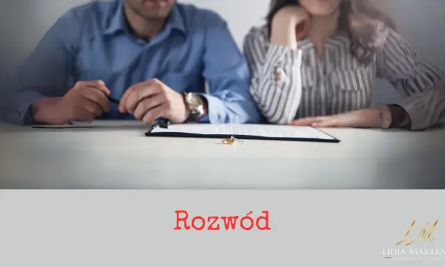 Para przy stole z dokumentami i obrączkami. Koniec małżeństwa, być może z powodu przemocy domowej.