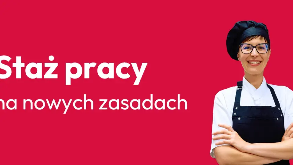 Uśmiechnięta osoba w stroju kucharskim, z napisem "Staż pracy na nowych zasadach". Idealne miejsce na umowę zlecenie do stażu pracy.