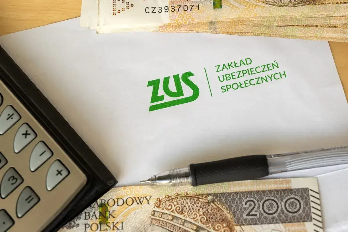 Kalkulator, długopis, pieniądze i koperta ZUS. Jak sprawdzić OFE zmarłego? Dokumenty do ZUS.