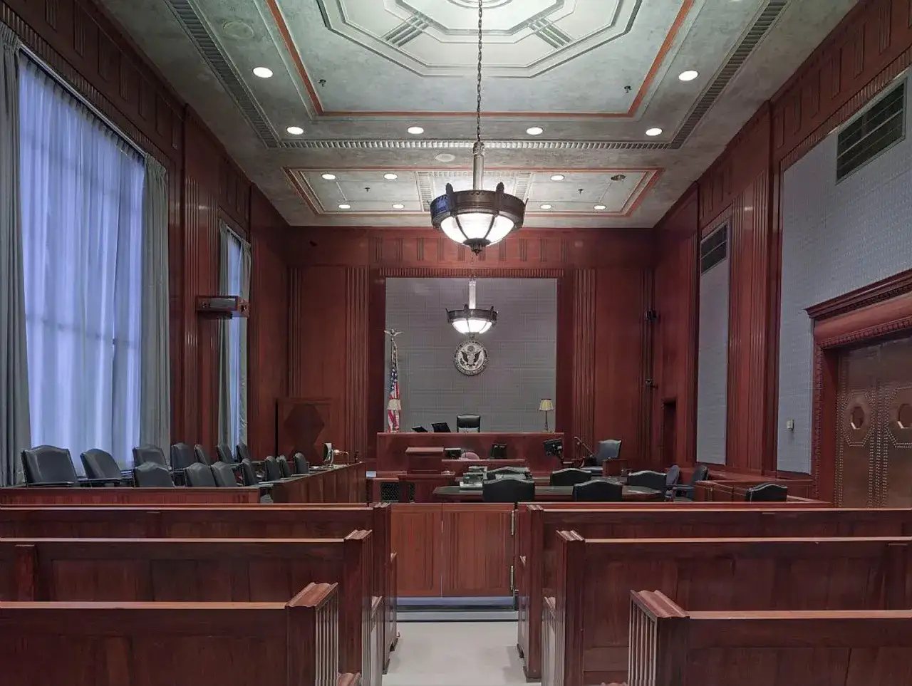 sala sądowa rozprawa prawnik