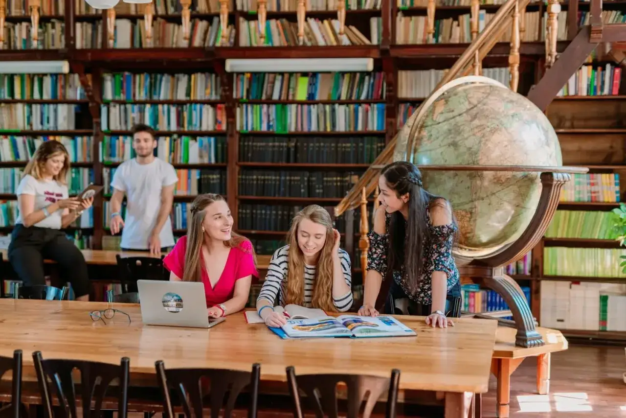 Studenci prawa na wykładzie lub w bibliotece