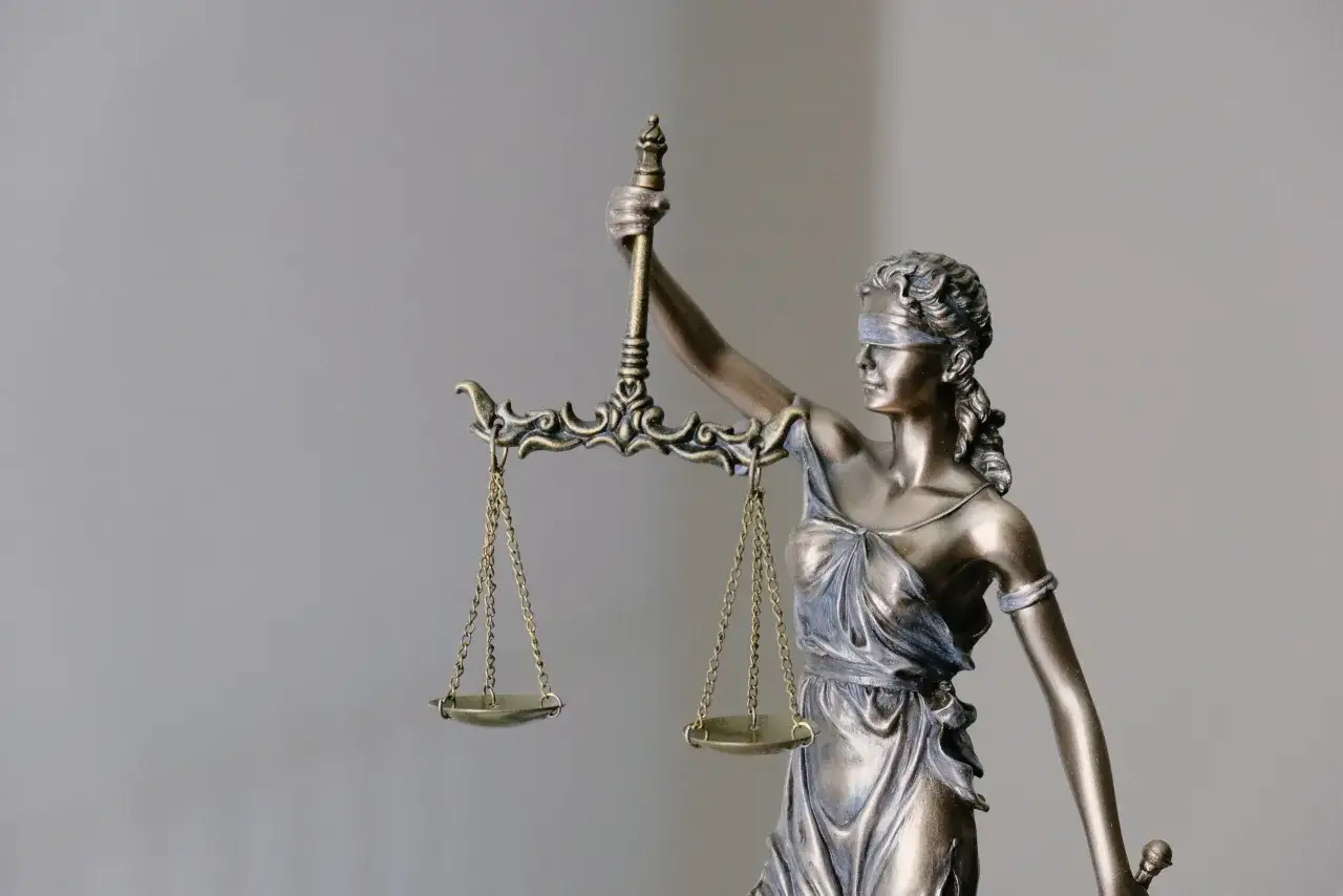argumentacja prawnicza, prawnik przemawia w sądzie, wagi sprawiedliwości