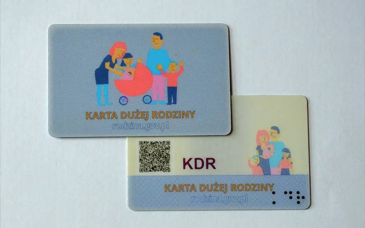 Karta Dużej Rodziny, nawet gdy dzieci są dorosłe, symbolizuje wsparcie dla rodzin wielodzietnych. Na kartach widnieją stylizowane wizerunki rodzin.