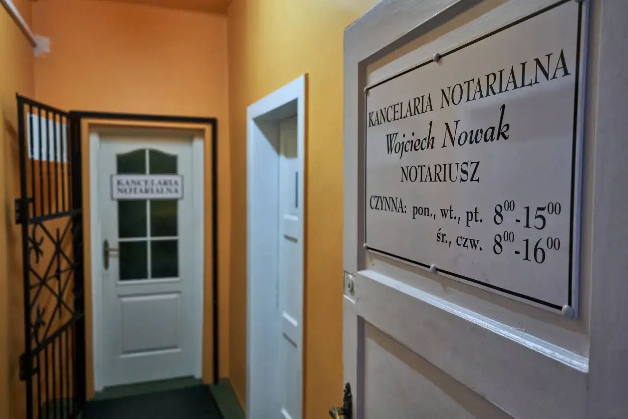kancelaria notarialna wnętrze lub notariusz podpisuje dokumenty