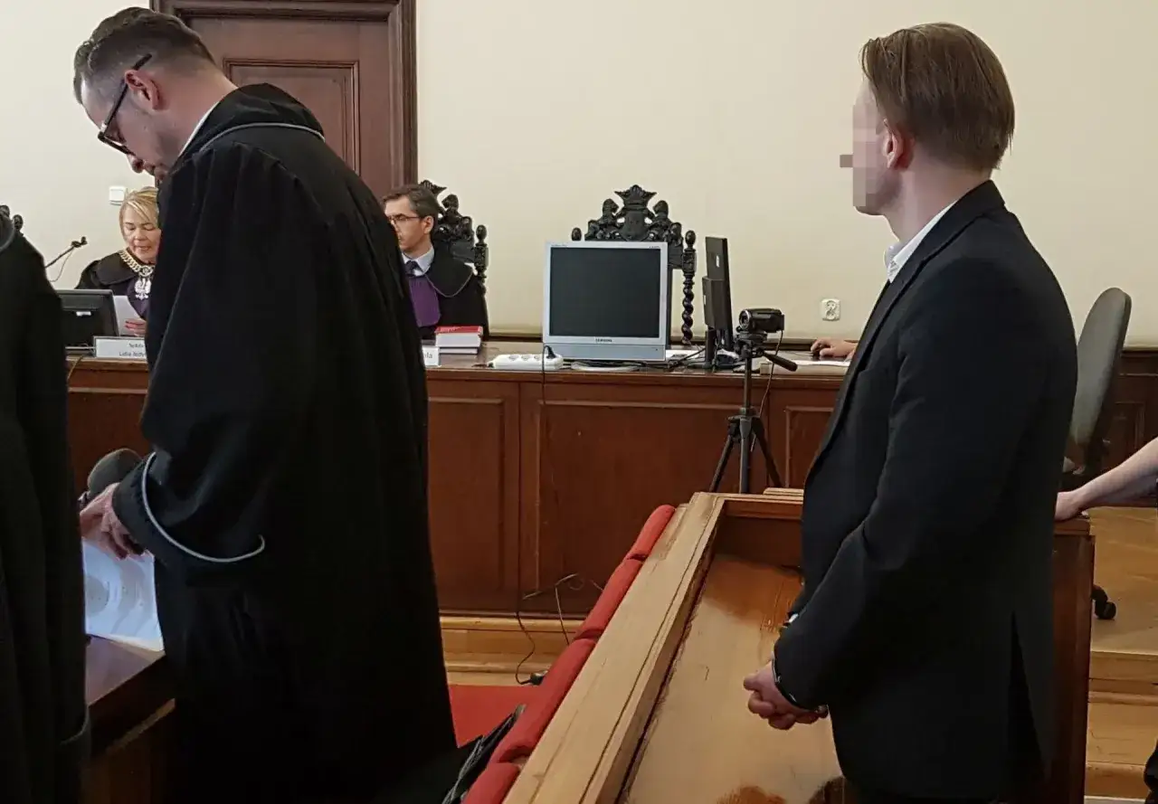 Sędzia piszący uzasadnienie wyroku w sądzie