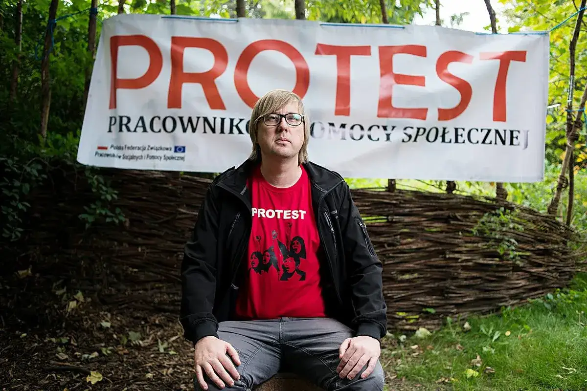Mężczyzna w koszulce 