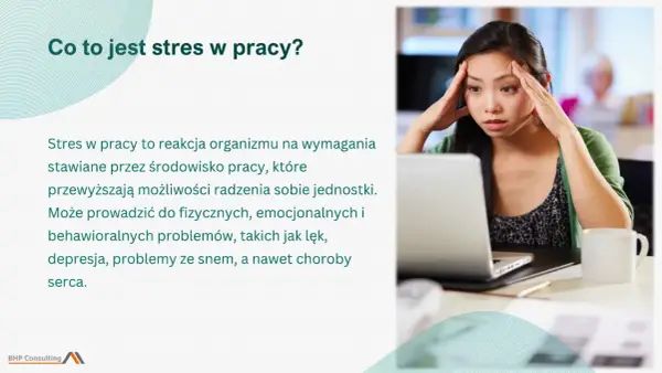 Kobieta z dłońmi na skroniach, wyraźnie odczuwająca stres w pracy. Obok laptop i kubek.