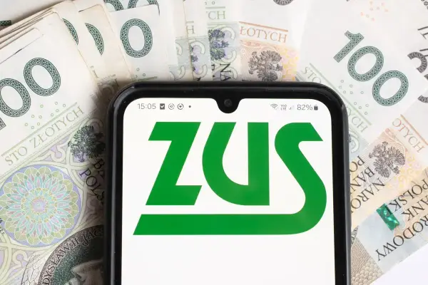 ZUS na ekranie telefonu, otoczony banknotami 100 zł. Czy to szansa na rentę bez lat pracy?