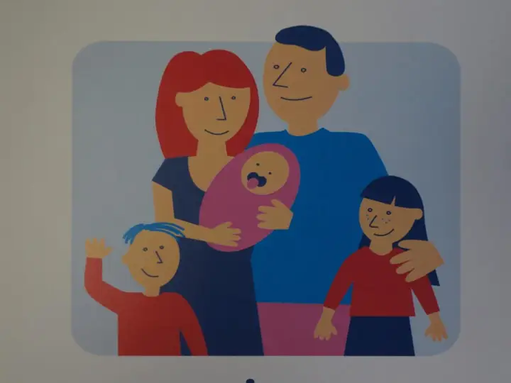 Ilustracja rodziny z niemowlęciem, starszym synem i córką. Taka rodzina może ubiegać się o kartę dużej rodziny, gdy dzieci są dorosłe.