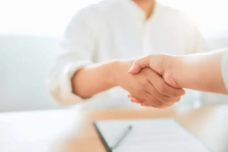 Uścisk dłoni po podpisaniu umowy. W razie niewywiązania się z zobowiązań grozi kara umowna.
